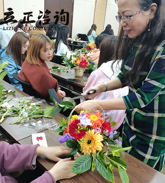 培訓(xùn)時間：3月9日培訓(xùn)地點(diǎn):會議室培訓(xùn)單位：甘肅某建公司培訓(xùn)課程:三·八插花活動