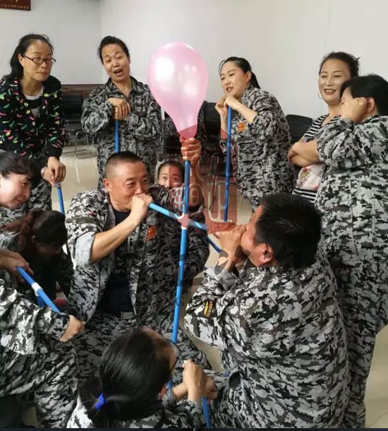培訓(xùn)快訊培訓(xùn)時(shí)間：6月14日培訓(xùn)單位：某甘肅集團(tuán)蘭州配送有限公司培訓(xùn)課程：拓展培訓(xùn)人數(shù)：35人、觀摩4人蘭州拓展培訓(xùn)蘭州企業(yè)培訓(xùn)