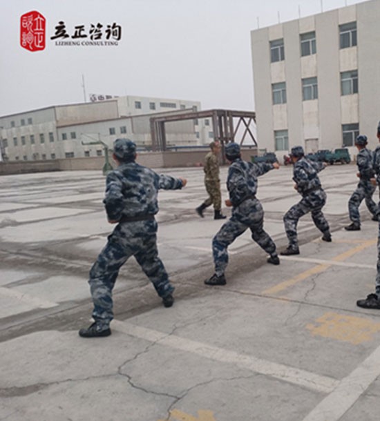 培訓(xùn)快訊培訓(xùn)主題：”班長管戰(zhàn)士“軍事化拓展訓(xùn)練培訓(xùn)內(nèi)容：管理培訓(xùn)+軍事訓(xùn)練+拓展訓(xùn)練培訓(xùn)對象：班組長、值長、科級干部、儲備干部、技術(shù)人才課程設(shè)置：《從部隊(duì)的宗旨看企業(yè)的愿景》《從部隊(duì)的紀(jì)律看企業(yè)的規(guī)章