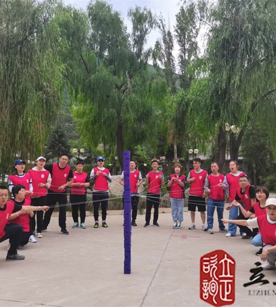 培訓(xùn)快訊培訓(xùn)時(shí)間：2021年7月6日培訓(xùn)地點(diǎn)：榆中興隆山培訓(xùn)單位:甘肅**集團(tuán)**公司培訓(xùn)課程:中青年職工拓展培訓(xùn)班培訓(xùn)項(xiàng)目介紹：合力建塔團(tuán)隊(duì)成員拉緊繩子末端控制塔鉤移動(dòng)，用塔鉤將一塊塊塔吊起并按照教