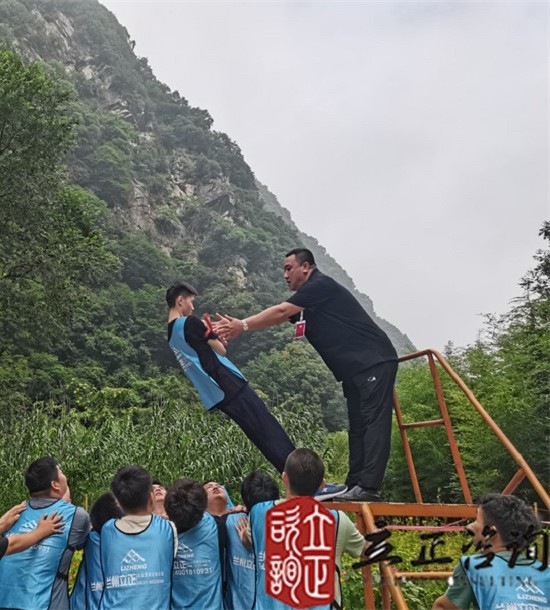 培訓(xùn)快訊培訓(xùn)時(shí)間：2021年7月19-26日培訓(xùn)地點(diǎn):西安培訓(xùn)單位:中鐵**局**公司培訓(xùn)課程:新員工入職培訓(xùn)班個(gè)人挑戰(zhàn)項(xiàng)目凌空飛渡（高空斷橋）——挑戰(zhàn)、超越培訓(xùn)形式在教練的指導(dǎo)下穿上保險(xiǎn)衣扣上保險(xiǎn)繩